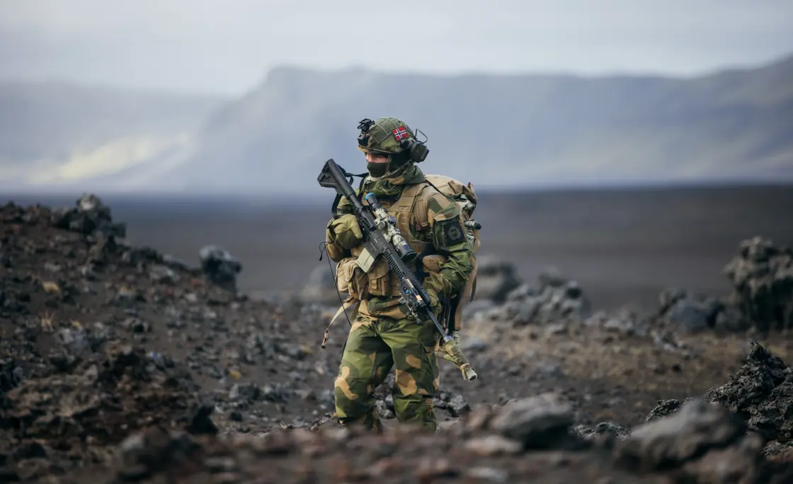Et skarpskytterteam fra Innsatsstyrke Archery på Jan Mayen under Operation Atlantic City