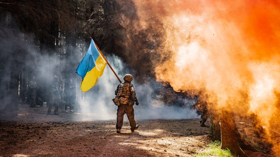 Ukrainske soldater får opptrening av norske instruktører i Storbritannia i operasjon Interflex. Etter 4 dager med feltøvelse måtte soldatene gjennomføre en mestringsløype som bestod av blant annet gjørmeløype, sanitet, drone- og fiendeangrep. Til slutt fikk de gå gjennom målområdet og ble møtt med flagg, røyk og jubel.