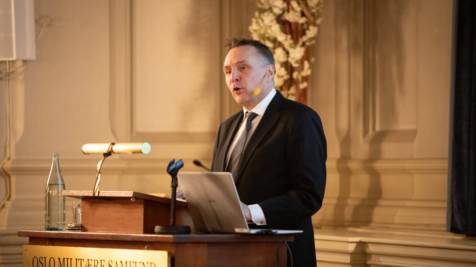 Forsvarsminister Tore O. Sandvik holder tale i Oslo Militære Samfund