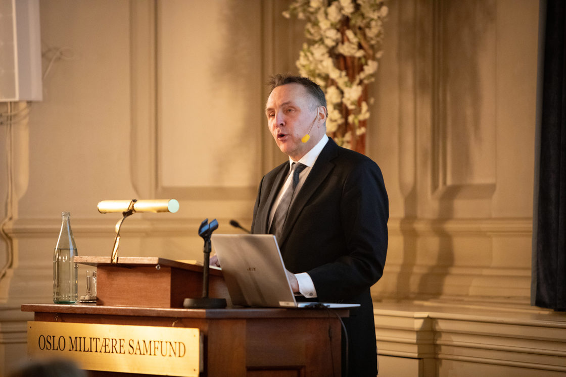 Forsvarsminister Tore O. Sandvik holder tale i Oslo Militære Samfund