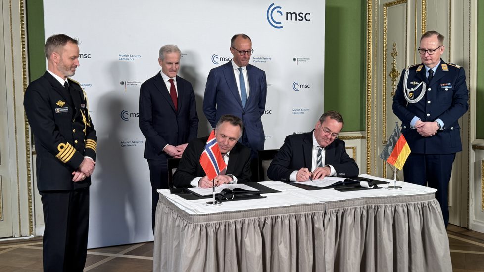 Tysklands forsvarsminister, Boris Pistorius, og Norges forsvarsminister, Tore O. Sandvik, signerer den tysk-norske forsvarsavtalen Foto: Marita I. Wangberg, Forsvarsdepartementet