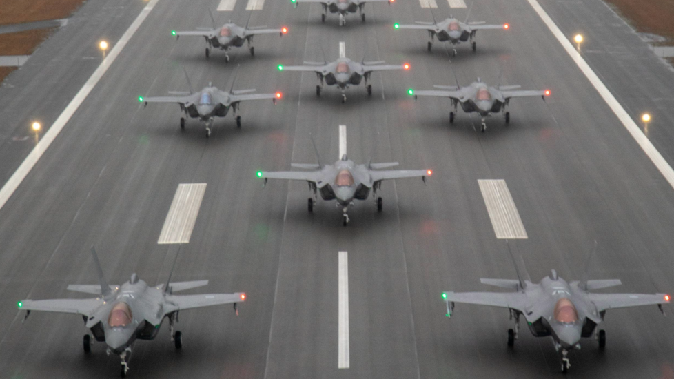 Masse F-35 oppstilt på rullebanen