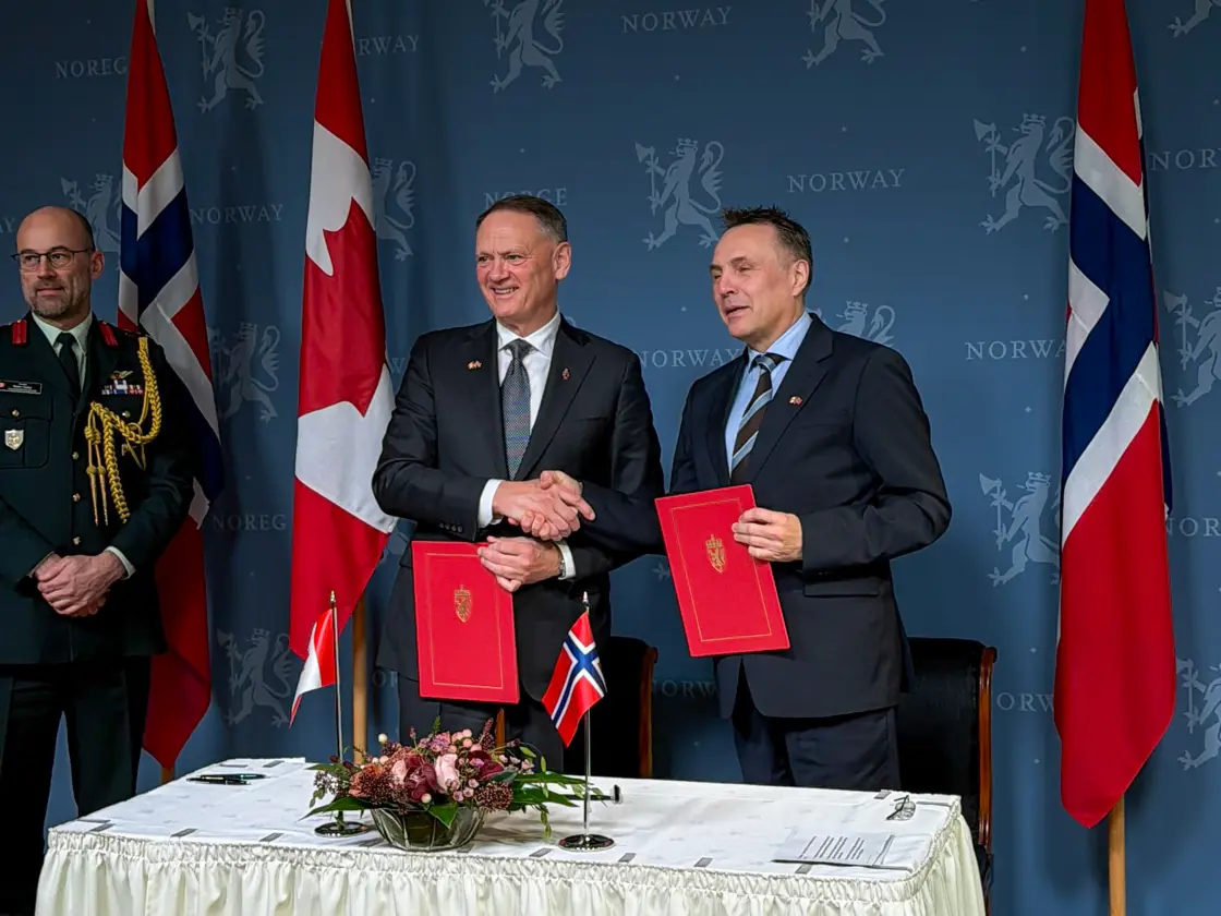 Forsvarsminister Tore O. Sandvik og den canadiske forsvarsministeren, David J. McGuinty signerte lørdag en intensjonsavtale om romsamarbeid mellom Norge og Canada.