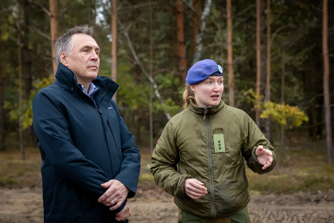 Forsvarsministeren i prat med Oda, som leder ingeniørkompani fem. I Camp Jomsborg bygger kompaniet ti skytebaner på 30 dager.
