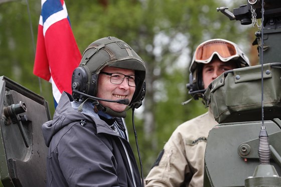 Forsvarsminister Bjørn Arild Gram fra hans besøk hos norske styrker i Litauen