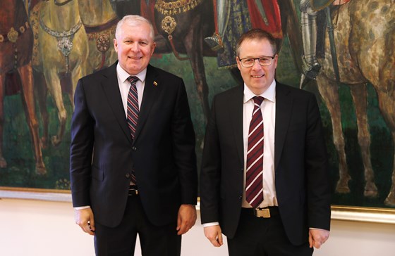 Forsvarsminister Gram møtte Litauens forsvarsminister Arvydas Anušauskas under besøket i Vilnius.