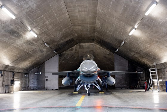 Norsk F-16 i hangar.