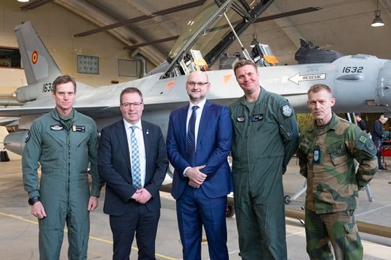 Chief Norwegian Royal Air Force Rolf Folland, Minister of Defence Bjørn Arild Gram, The Romanian Ambassador Cristian Bădescu, Thomas Harlem and sjefsersjant Staale Granli.