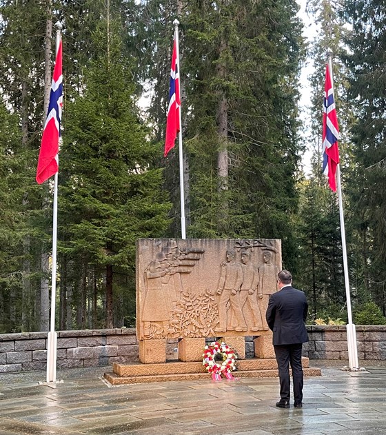 Forsvarsministeren la ned krans til minne over dem som ble fratatt livet her i kampen for fred og frihet for 80 år siden.