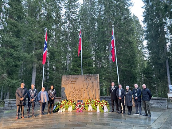 Mange deltok ved seremonien ved minnesmerket Falstadskogen i forbindelse med markeringen av 80-årsminnet for henrettelsene i 1942.
