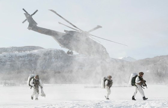 Italienske soldater blir landsatt med EH-101-410 Merlin helicopter under vinter øvelsen Cold Response 2022