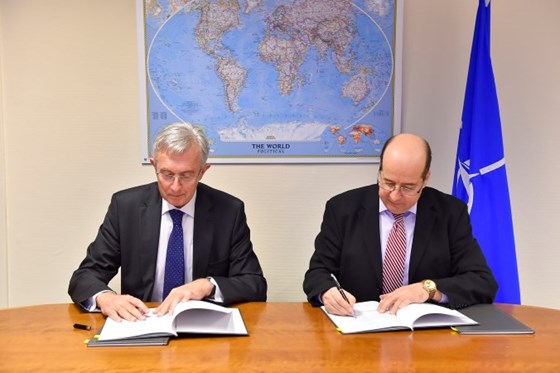 Ambassadør Knut Hauge og Ambassadør Sorin Ducaru, NATO Assistant Secretary General for Emerging Security Challenges signerte avtalen.