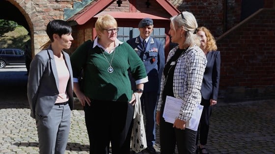 Direktør Forsvarsbygg nasjonale festningsverk Nina Eidem orienterer Eriksen Søreide og Skei Grande om prosjektet.