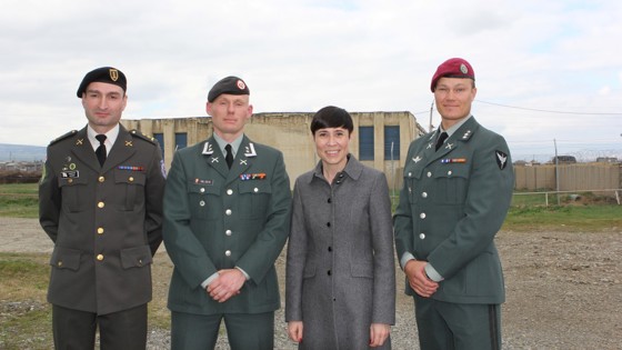 Forsvarsministeren besøkte også NATOs treningssenter JTEC. Her sammen med Giorgi Dumbadze, Marius Nilsen og Christian Kjeldal, som alle jobber ved treningssenteret.