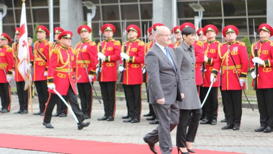 Forsvarsminister Ine Eriksen Søreide ble godt tatt i mot da hun ankom Georgia. 