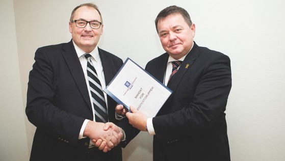 Overlevering av mandat. Statssekretær Øystein Bø overleverer oppdraget til Rolf Tamnes, leder av ekspertgruppen.