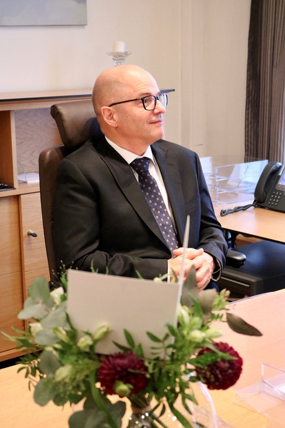 Forsvarsminister Odd Roger Enoksen på plass på sitt nye kontor i Forsvarsdepartementet.