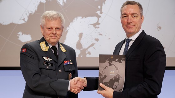 Forsvarsminister Frank Bakke-Jensen mottok Fokus 2018 av sjef for Etterretningstjenesten, generalløytnant Morten Haga Lunde.