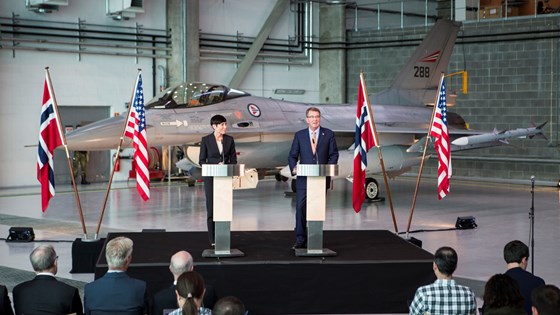 Ine Eriksen Søreide og Ashton Carter holdt pressekonferanse på Gardermoen militære flystasjon etter Bodø-besøket.
