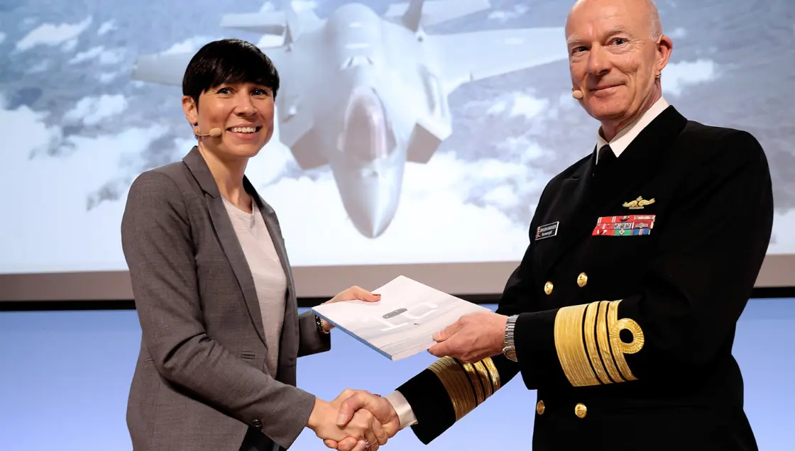 Forsvarsminister Ine Eriksen Søreide mottok Forsvarets årsrapport for 2016 av forsvarssjef Haakon Bruun-Hanssen under fremleggelsen av Forsvarets årsrapport for 2016.