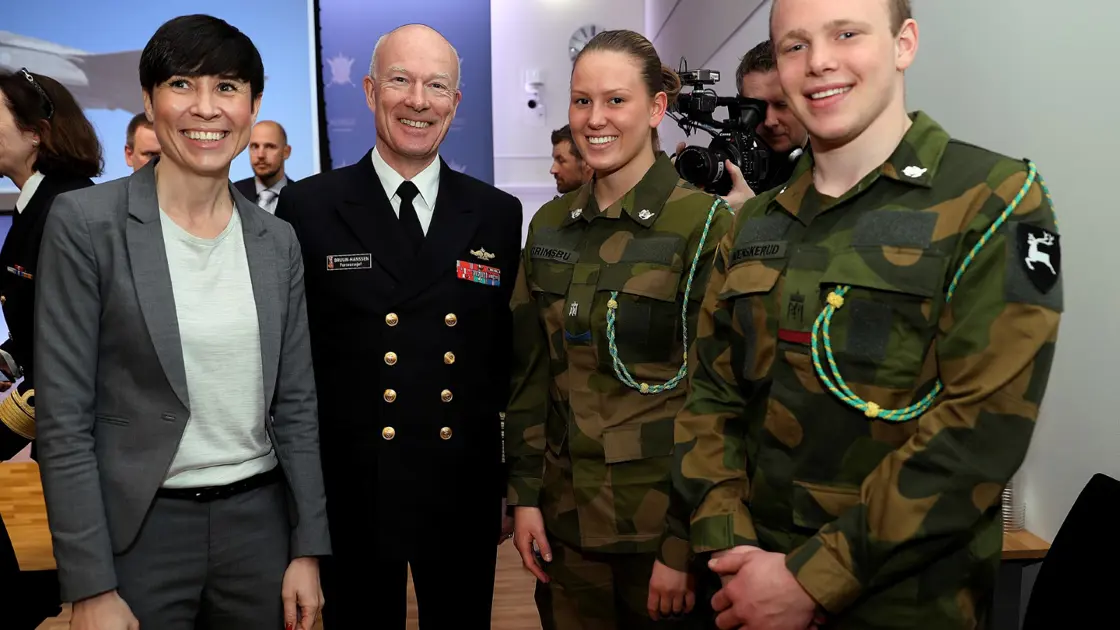 Forsvarsminister Ine Eriksen Søreide og Forsvarssjef Haakon Bruun-Hanssen sammen med Dragonene Per Tjerand Svenskerud og Gine Grimsbu under fremleggelsen av Forsvarets årsrapport for 2016.