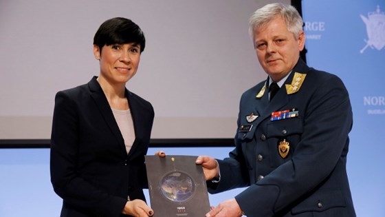 Generalløytnant Morten Haga Lunde fra E-tjenesten gir rapporten FOKUS 2016 til Forsvarsminister Ine Eriksen Søreide.
