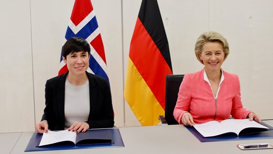 Forsvarsminister Ine Eriksen Søreide og Tysklands forsvarsminister Ursula von der Leyen undertegnet en avtale (Declaration of intent) om ubåtsamarbeid.