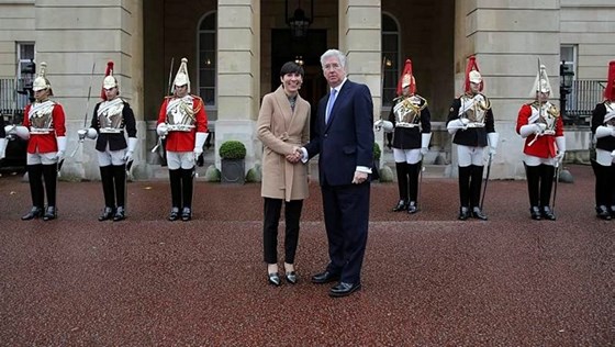 Storbritannias forsvarsminister Michael Fallon tok imot forsvarsminister Ine Eriksen Søreide da hun ankom Lancaster House i London.