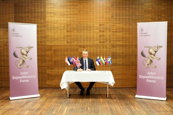 Frank Bakke-Jensen signerer JEF policy direction