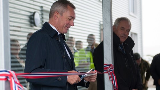 Forsvarsminister Frank Bakke-Jensen foretok offisiell åpning av en av de nye befalsforlegningene inne på Ørland. Direktør Olaf Dobloug i Forsvarsbygg til høyre. 