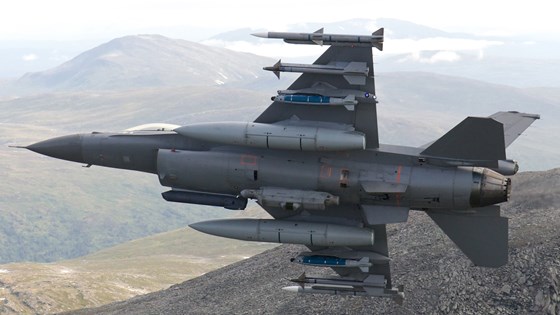 Norsk F-16 med full last