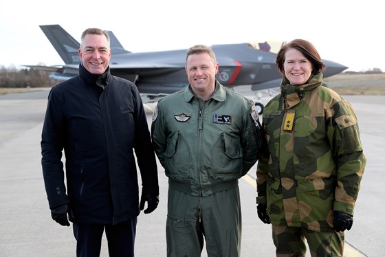 Forsvarsminister Frank Bakke-Jensen, skvardonsjef Ståle Nymoen og Sjef Luftforsvaret Generalmajor Tonje Skinnarland foran et F-35A kampfly på Luftforsvarets base Rygge 6. november 2019.