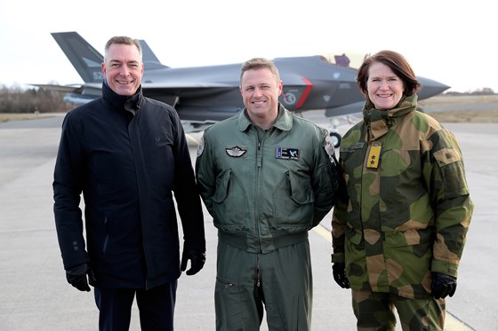 Forsvarsminister Frank Bakke-Jensen, oberstløytnant Ståle Nymoen og Sjef Luftforsvaret Generalmajor Tonje Skinnarland foran et F-35A på Luftforsvarets base Rygge da kampflyene ble erklært IOC.