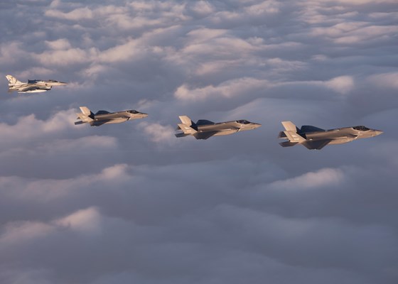 Et norsk F-16-jagerfly eskorterer inn de tre F-35-kampflyene til Ørland