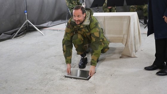 Hans Kongelige Høyhet Kronprins Haakon la ned grunnsteinen til det nye skvadronsbygget på Ørland.