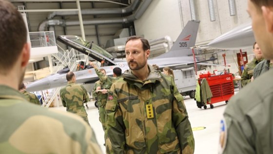 Kronprins Haakon fikk en omvisning på resten av flystasjonen etter grunnstensnedleggelsen.