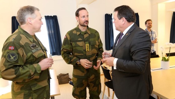 Fra venstre Generalinspektøren for Luftforsvaret (GIL) Per Egil Rygg, H.K.H. Kronprinsen og statssekretær Øystein Bø i Forsvarsdepartementet.