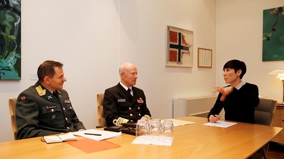 Forsvarsminister Ine Eriksen Søreide har gitt forsvarssjef Haakon Bruun-Hanssen i oppdrag og lage en landmakt utredning. Gruppen ledes av Brigader Aril Brandvik (t.v.).