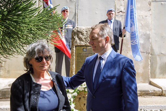 Sterke ord fra veteran Ann Vikebø til minne om de 21 nordmennene som falt i UNIFIL-tjeneste. Her sammen med forsvarsminister Frank Bakke-Jensen. 