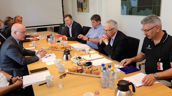 På besøket hos Forsvarsdepartementet deltok (fra venstre) Kjell A. Johansen (Ap), Halvar Rønnerberg (FrP), ordfører Jonni H. Solsvik (H) og Odd E. Eilertsen fra Norges Offisersforbund (NOF).