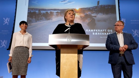 Forsvarsminister Ine Eriksen Søreide, statsminister Erna Solberg og fiskeriminister Per Sandberg på pressekonferansen hvor regjeringen presenterte forslaget til ny langtidsplan for forsvarssektoren.