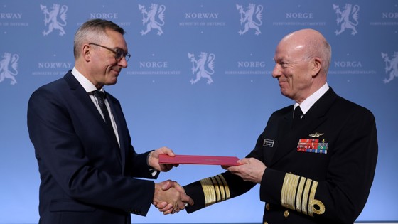 Regjeringen ber forsvarssjefen om fagmilitært råd,  forsvarsminister Frank Bakke-Jensen overlevere et oppdrag til forsvarssjef Haakon Bruun-Hanssen.