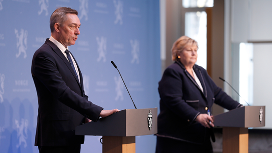 Forsvarsminister Frank Bakke-Jensen og statsminister Erna Solberg ved fremleggelsen an ny langtidsplan for Forsvaret 17. april 2020.