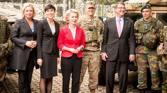 USAs forsvarsminister Ash Carter sammen med Tysklands Ursula von der Leyen, Nederlands Jeanine Hennis-Plasschaert, Norges Ine Eriksen Søreide samt ordføreren i Münster under besøket i Münster.