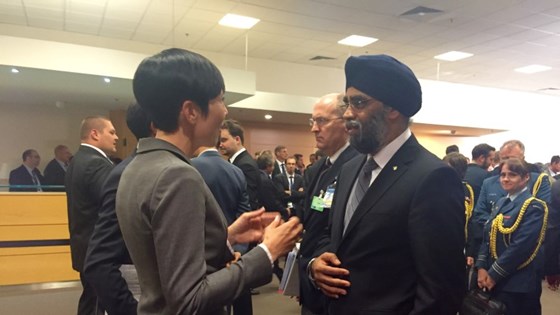 Forsvarsministeren i samtale med sin canadiske kollega under forsvarsministermøtet.