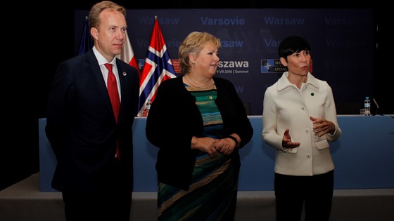Utenriksminister Børge Brende, statsminister Erna Solberg og forsvarsminister Ine Eriksen Søreide på toppmøtet til Nato 9. juli 2016.