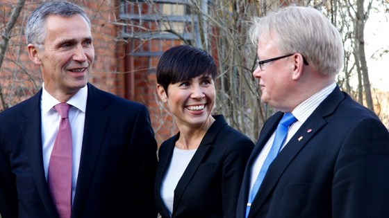 NATOs generalsekretær Jens Stoltenberg deltok på møtet mellom de nordiske og baltiske landene i Stockholm. Sveriges forsvarsminister Peter Hultqvist til høyre for forsvarsminister Ine Eriksen Søreide.