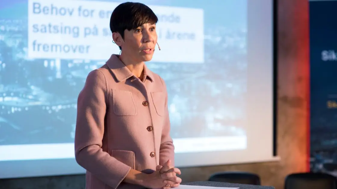 Forsvarsminister Ine Eriksen Søreide mottok et sikkerhetsfaglig råd fra NSM.