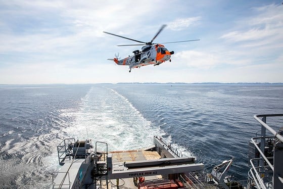 Et Sea King redningshelikopter fra Banak leverer markørdukker til Kystvakt Jarl under øvelse Barents 2021.