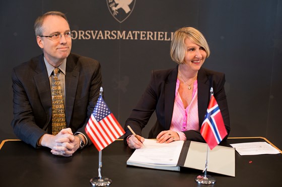 Chargé d'Affaires James P. DeHart fra den amerikanske ambassaden og direktør Mette Sørfonden i Forsvarsmateriell undertegnet kontrakten.